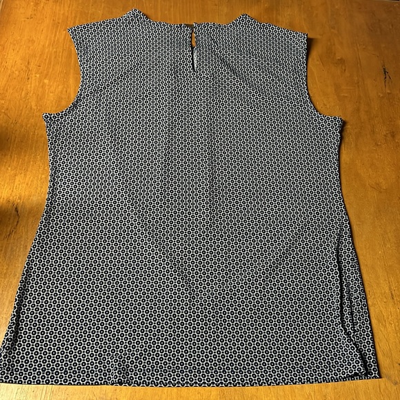 Liz Claiborne Sleeveless top - Picture 2 of 3